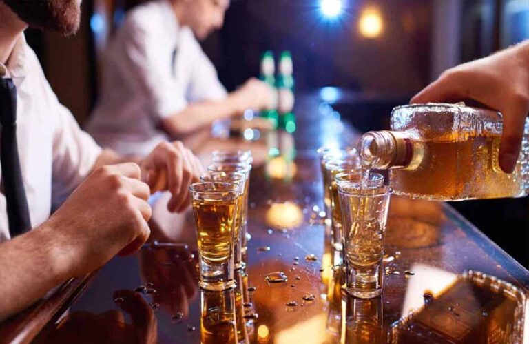 यूपी सरकार का बड़ा फैसला, देशी शराब होगी महंगी; जानें नई दरें कब से लागू