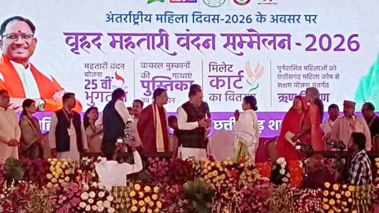 सीएम साय का बड़ा तोहफा: महतारी वंदन योजना की 25वीं किस्त में 69 लाख महिलाओं को 641 करोड़ ट्रांसफर सीएम साय का बड़ा तोहफा: महतारी वंदन योजना की 25वीं किस्त में 69 लाख महिलाओं को 641 करोड़ ट्रांसफर