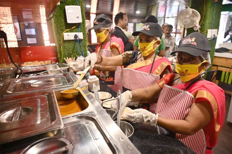 प्रेरणा कैंटीन से जुड़कर 10 हजार से अधिक महिलाएं बनीं लखपति प्रेरणा कैंटीन से जुड़कर 10 हजार से अधिक महिलाएं बनीं लखपति