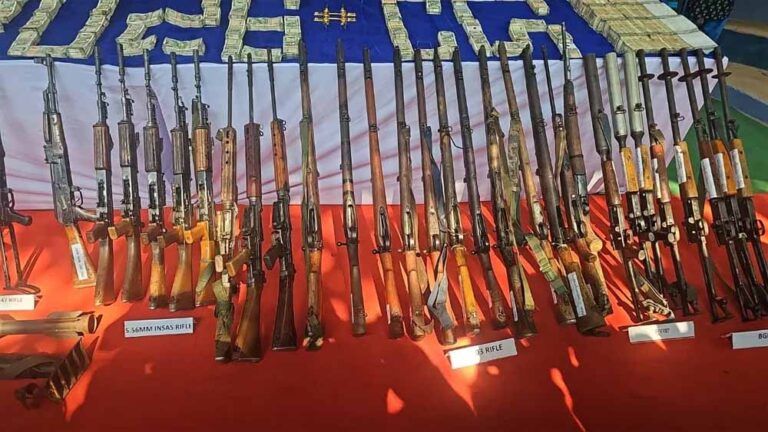 सुरक्षा बलों की बड़ी कामयाबी: नक्सली ठिकाने से 3.61 करोड़ नकद, 1 किलो सोना और 101 घातक हथियार बरामद