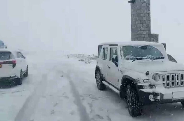 बर्फबारी का असर: जम्मू-कश्मीर की अहम सड़क बंद, यात्रियों को परेशानी