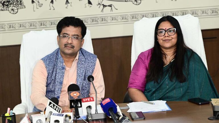 राज्य के चिन्हांकित 43 जनजातियों और उपजातियों की संस्कृति, परिधान और चित्रकला का प्रदर्शन