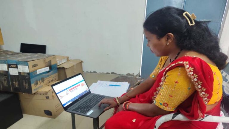 आधार से जुड़ी सेवाएं प्रदान कर आत्मनिर्भर बनीं संगीता सिंह”