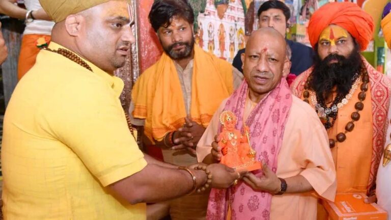 “सीएम योगी ने हनुमानगढ़ी और रामलला के दरबार में माथा टेका, निर्माण कार्यों का किया निरीक्षण”