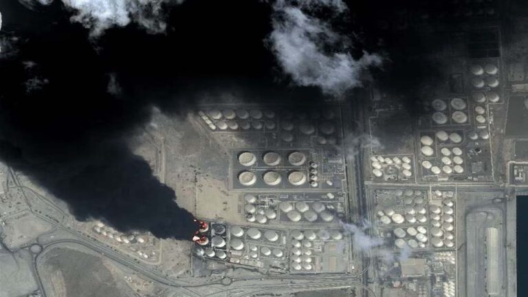 ईरान की सैन्य ताकत, इराक और सऊदी में धमाके, बहरीन में अमेरिकी सैन्य अड्डे पर हुआ भीषण हमला