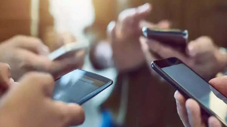 सरकार कर सकती है मोबाइल डेटा पर नया टैक्स, हर GB डेटा के लिए एक्स्ट्रा चार्ज का सुझाव सरकार कर सकती है मोबाइल डेटा पर नया टैक्स, हर GB डेटा के लिए एक्स्ट्रा चार्ज का सुझाव