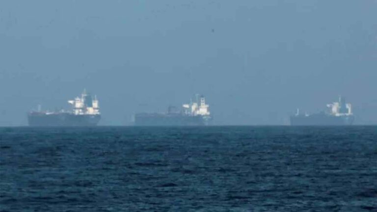 ईरान का कड़ा संदेश: होर्मुज जलडमरूमध्य में जहाज़ों को गुजरने के लिए नौसेना से बात करना आवश्यक