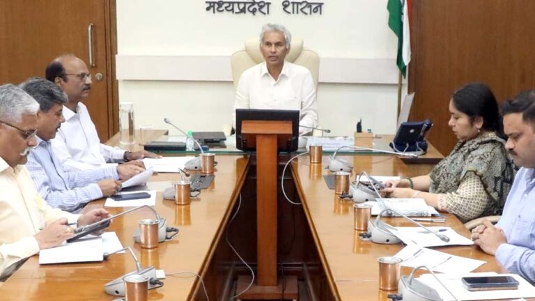 गैस सिलेंडर आपूर्ति व्यवस्था पर मुख्य सचिव ने कलेक्टरों के साथ की अहम बैठक