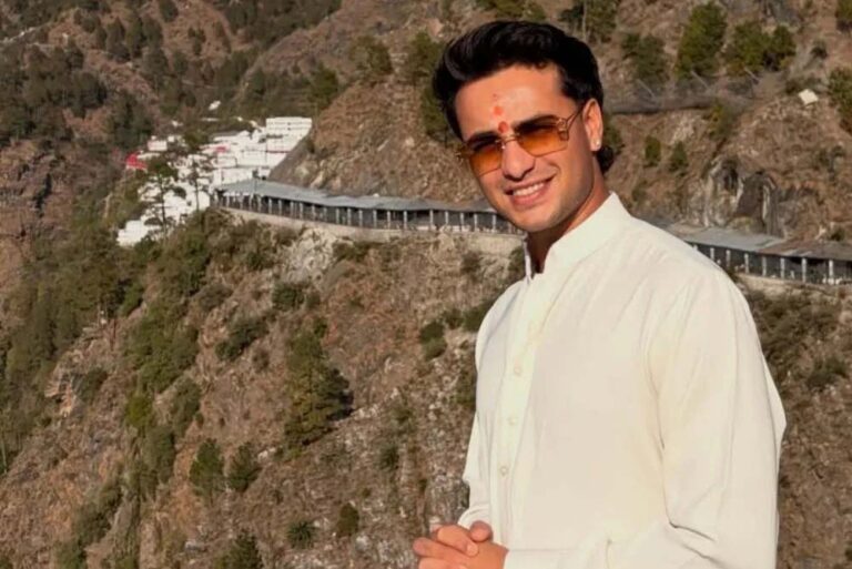 टीम इंडिया के क्रिकेटर ने T20 वर्ल्ड कप जीत के बाद वैष्णो देवी में मां के दरबार में सिर झुका किया आशीर्वाद