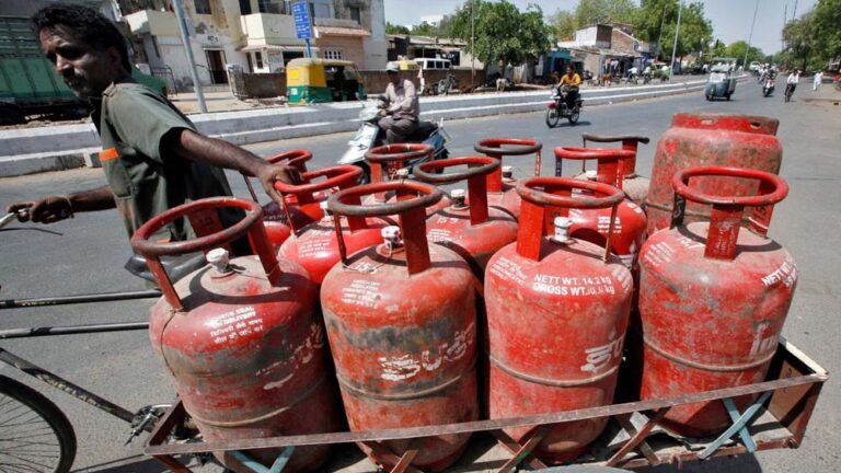 एमपी में LPG संकट बढ़ा, रायसेन में चक्काजाम, उज्ज्वला सिलेंडर की बुकिंग में वृद्धि, इंडक्शन और इलेक्ट्रिक चूल्हों की मांग भी बढ़ी