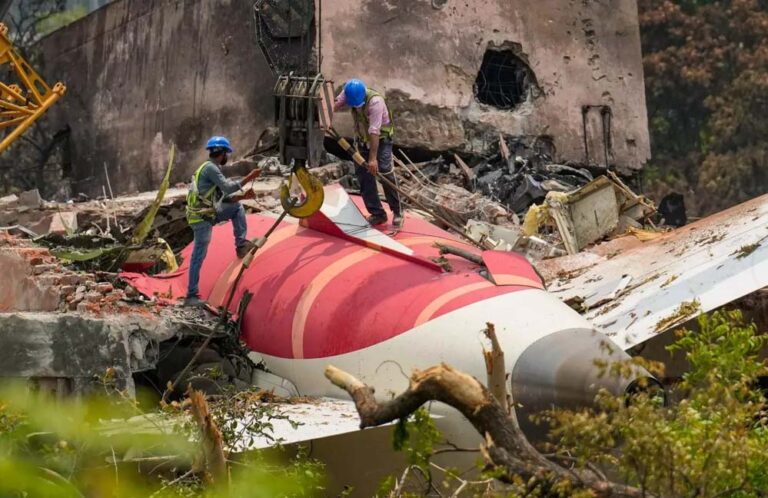 अहमदाबाद विमान दुर्घटना: अमेरिकी एजेंसी का दावा, विमान पहले से ही खराब था अहमदाबाद विमान दुर्घटना: अमेरिकी एजेंसी का दावा, विमान पहले से ही खराब था