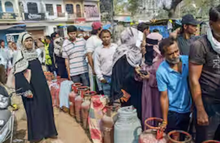 LPG संकट से बेहाल MP: होटल में गैस की कमी, मेन्यू में बदलाव; घरेलू सिलेंडर के लिए 8 घंटे की लंबी कतार LPG संकट से बेहाल MP: होटल में गैस की कमी, मेन्यू में बदलाव; घरेलू सिलेंडर के लिए 8 घंटे की लंबी कतार