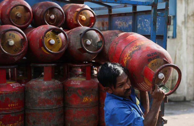 मंडीदीप में LPG एजेंसी पर छापा, 200 से ज्यादा सिलेंडर जब्त; जबलपुर में पुलिस ने हॉकर के घर से 10 सिलेंडर और 47 गैस बुक बरामद मंडीदीप में LPG एजेंसी पर छापा, 200 से ज्यादा सिलेंडर जब्त; जबलपुर में पुलिस ने हॉकर के घर से 10 सिलेंडर और 47 गैस बुक बरामद