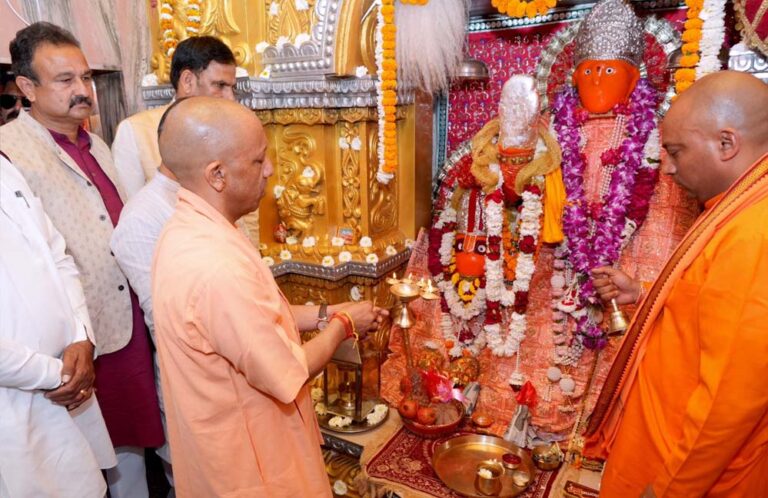 सीएम योगी ने सहारनपुर में विकास कार्यों की समीक्षा की, मां शाकुंभरी देवी मंदिर में पूजा-अर्चना सीएम योगी ने सहारनपुर में विकास कार्यों की समीक्षा की, मां शाकुंभरी देवी मंदिर में पूजा-अर्चना