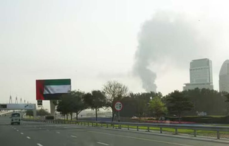 दुबई एयरपोर्ट पर ईरान युद्ध के बीच धुंआ, भारत से जा रहे विमान को बीच रास्ते में वापस लौटना पड़ा, 19 भारतीय गिरफ्तार दुबई एयरपोर्ट पर ईरान युद्ध के बीच धुंआ, भारत से जा रहे विमान को बीच रास्ते में वापस लौटना पड़ा, 19 भारतीय गिरफ्तार