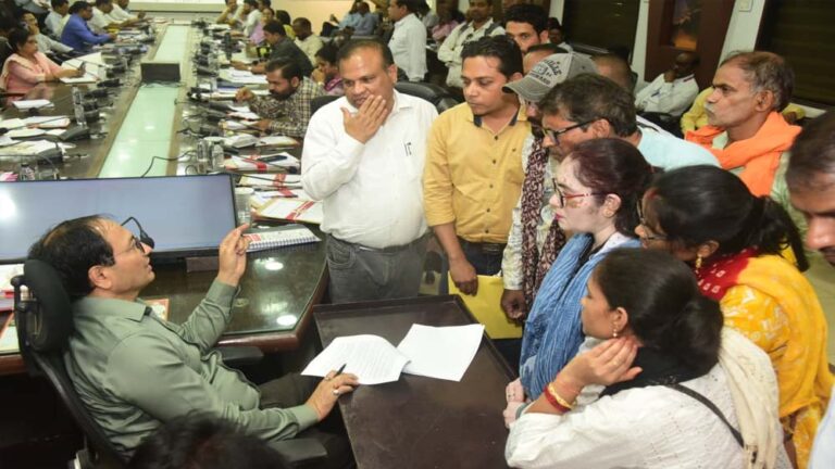 कलेक्टर ने जनदर्शन में सुनी आमजनों की समस्याएं, अधिकारियों को त्वरित कार्यवाही के निर्देश दिए