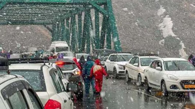 बर्फबारी के कारण अटल टनल की ओर जाने वाले मार्ग बंद, IMD का आज भी अलर्ट जारी
