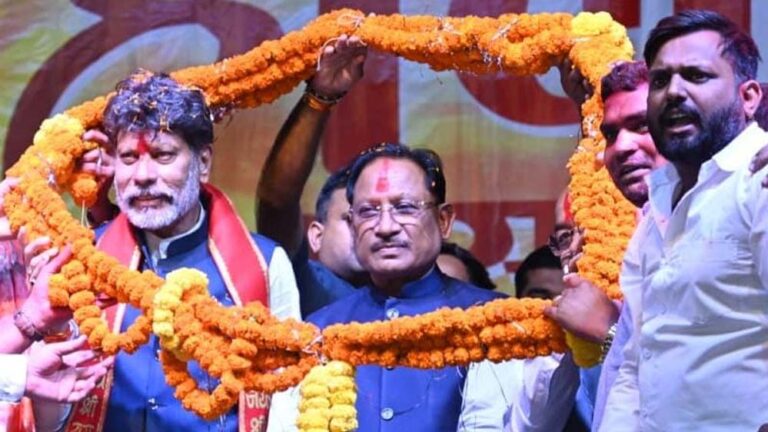 समरसता का संदेश देते हुए मुख्यमंत्री विष्णु देव साय ने होली मिलन समारोह में भाग लिया