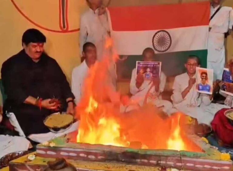 सांसद की मौजूदगी में मिर्ची की आहुति, बगलामुखी मंदिर में भारत की जीत की कामना सांसद की मौजूदगी में मिर्ची की आहुति, बगलामुखी मंदिर में भारत की जीत की कामना