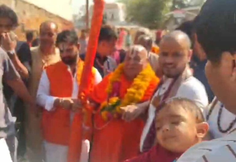 विश्व शांति और कल्याण के लिए प्रार्थना: जगद्गुरु रामभद्राचार्य महाराज का धार्मिक नगरी ओरछा में स्वागत विश्व शांति और कल्याण के लिए प्रार्थना: जगद्गुरु रामभद्राचार्य महाराज का धार्मिक नगरी ओरछा में स्वागत