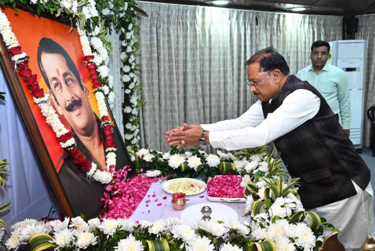 मुख्यमंत्री साय बोले – जनजातीय समाज के उत्थान के लिए समर्पित रहा स्व. दिलीप सिंह जूदेव का जीवन मुख्यमंत्री साय बोले – जनजातीय समाज के उत्थान के लिए समर्पित रहा स्व. दिलीप सिंह जूदेव का जीवन