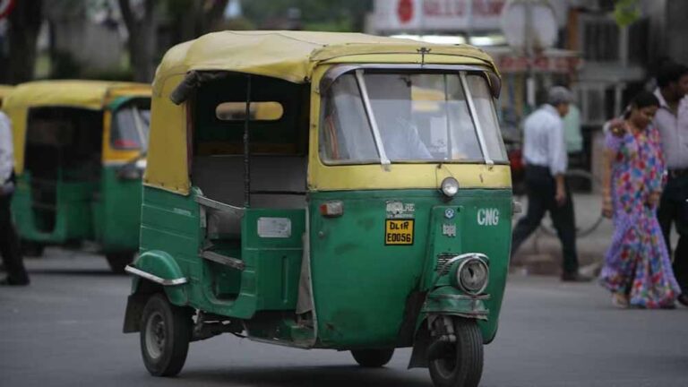 ट्रैफिक और प्रदूषण पर काबू के लिए महाराष्ट्र सरकार ने नए ऑटो परमिट पर लगाई रोक