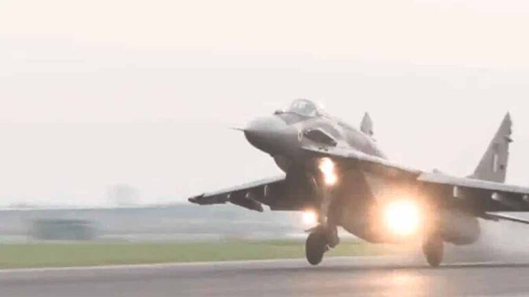 मल्टी-रोल लड़ाकू विमान से एयर चीफ मार्शल की सोलो उड़ान, भारतीय वायु सेना की शक्ति का संदेश