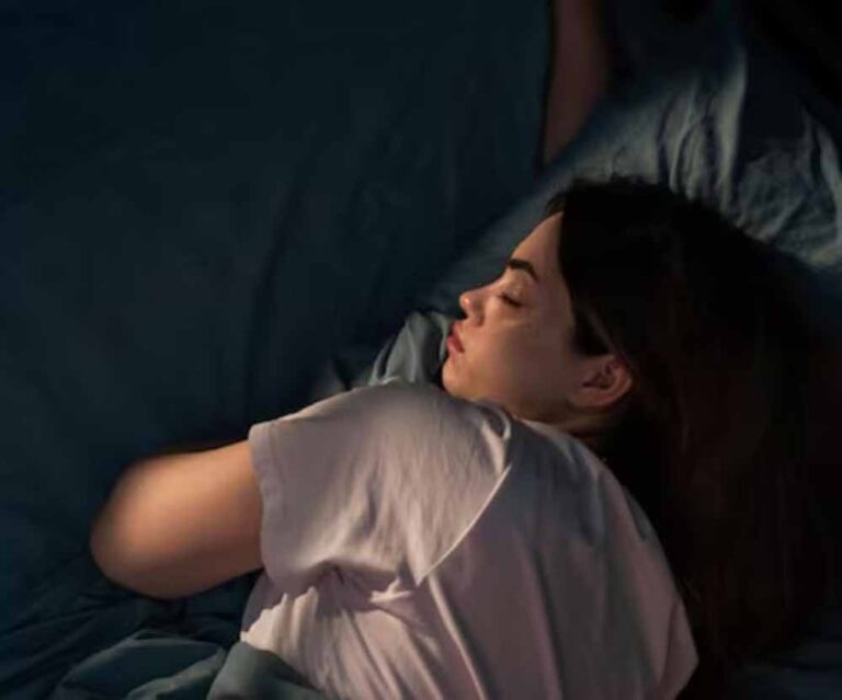 कम नींद और बढ़ता वजन: क्या आपकी नींद बन रही है मोटापे की वजह?