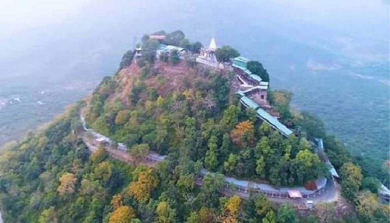 रात के सन्नाटे में गूंजती घंटियां—मैहर माता मंदिर की अनसुनी कहानी