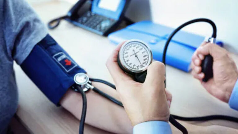 उच्च रक्तचाप के इलाज में क्रांति: वैज्ञानिकों ने खोजा रोज़ाना दवा से छुटकारा दिलाने वाला तरीका उच्च रक्तचाप के इलाज में क्रांति: वैज्ञानिकों ने खोजा रोज़ाना दवा से छुटकारा दिलाने वाला तरीका