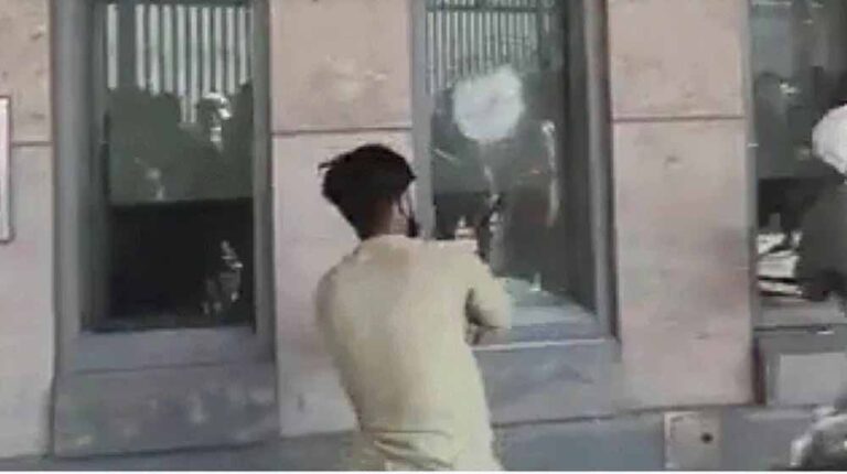 कराची में उग्र प्रदर्शन: खामेनेई की मौत पर अमेरिकी दूतावास के बाहर पुलिस से झड़प कराची में उग्र प्रदर्शन: खामेनेई की मौत पर अमेरिकी दूतावास के बाहर पुलिस से झड़प