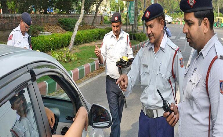 क्या पुरुष ट्रैफिक पुलिसकर्मी महिलाओं से वाहन जांच नहीं कर सकते?