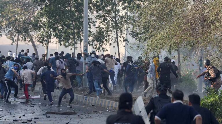 अमेरिकी दूतावास पर प्रदर्शनकारी हमला, 23 की मौत, स्थिति गंभीर