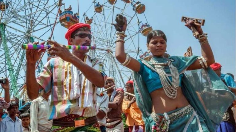 भगोरिया मेले में रील क्रेज़, 5 दिन में 3000 फॉलोअर्स बढ़े, ₹500 में मिल रही इंस्टेंट एडिटिंग सर्विस भगोरिया मेले में रील क्रेज़, 5 दिन में 3000 फॉलोअर्स बढ़े, ₹500 में मिल रही इंस्टेंट एडिटिंग सर्विस