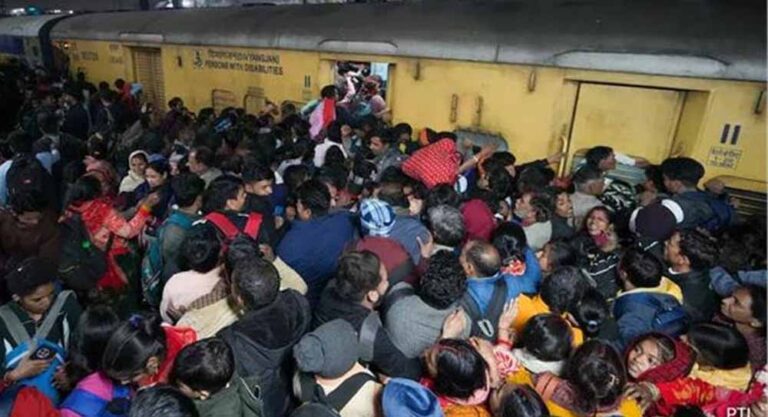 स्टेशन पर अफरा-तफरी: कन्फर्म टिकट न मिलने से जनरल कोचों की ओर दौड़े यात्री, RPF की अपील बेअसर स्टेशन पर अफरा-तफरी: कन्फर्म टिकट न मिलने से जनरल कोचों की ओर दौड़े यात्री, RPF की अपील बेअसर