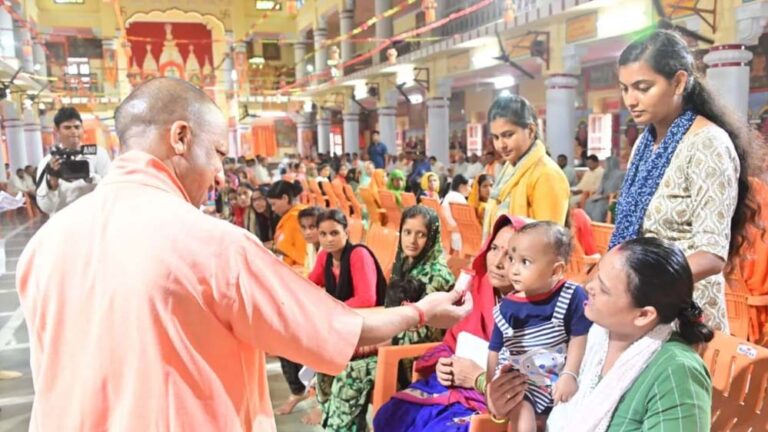 जनता दर्शन में सीएम योगी आदित्यनाथ ने सुनीं 150 लोगों की समस्याएं