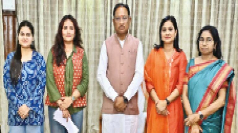 साय ने महिला पत्रकारों से साझा किया: पिता की मौत के बाद मां ने की दोनों की जिम्मेदारी पूरी साय ने महिला पत्रकारों से साझा किया: पिता की मौत के बाद मां ने की दोनों की जिम्मेदारी पूरी