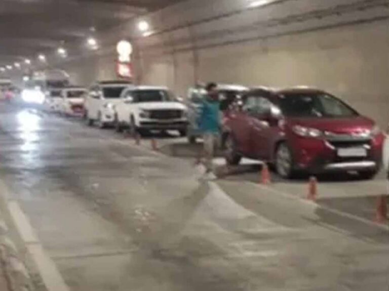 अटल टनल में भारी जाम: बर्फबारी का दीदार करने पहुंचे सैकड़ों वाहन फंसे, पुलिस ने संभाला मोर्चा