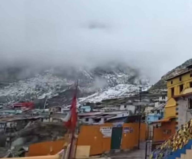 पहाड़ों पर लौटी सर्दी: बदरीनाथ, केदारनाथ और हेमकुंड साहिब में बर्फबारी से मौसम सुहाना