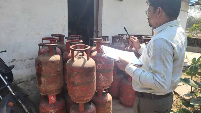 कोनी में अवैध गैस रिफिलिंग का बड़ा खुलासा, पुलिस ने 55 सिलेंडर किए जब्त