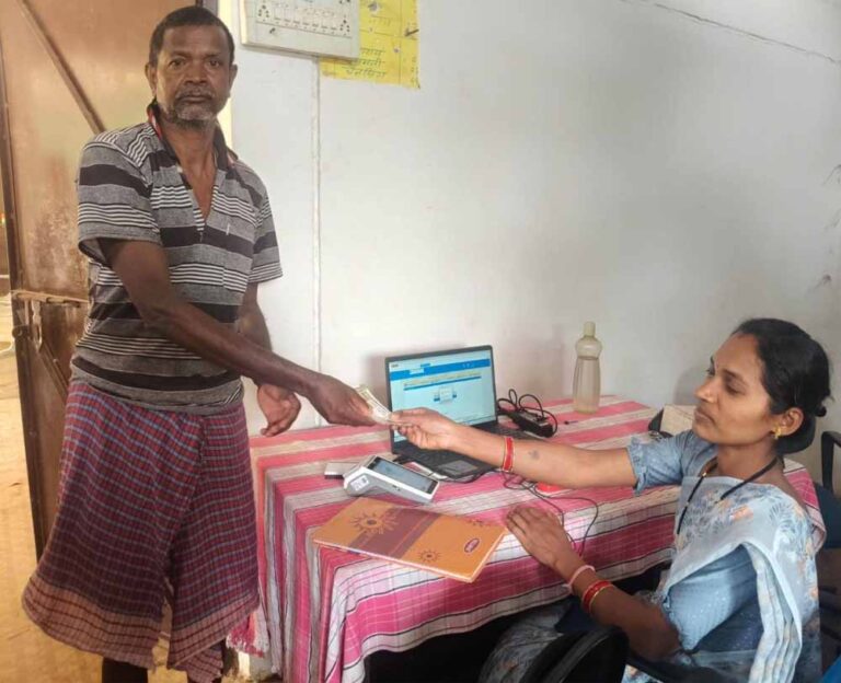 मातृत्व वंदना और पेंशन योजना की राशि घर-घर पहुँचा रही हैं बीसी सखियाँ