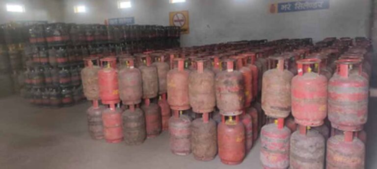 गैस माफिया पर शिकंजा: दुर्ग में 599 सिलेंडर जब्त, खाद्य विभाग की बड़ी कार्रवाई