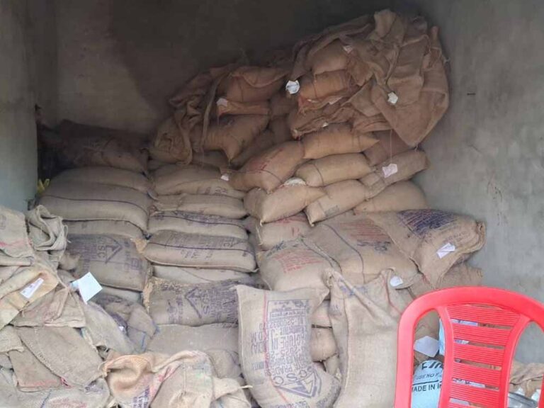 गरीबों के राशन में गड़बड़ी पर हटाए गए दो संचालक गरीबों के राशन में गड़बड़ी पर हटाए गए दो संचालक