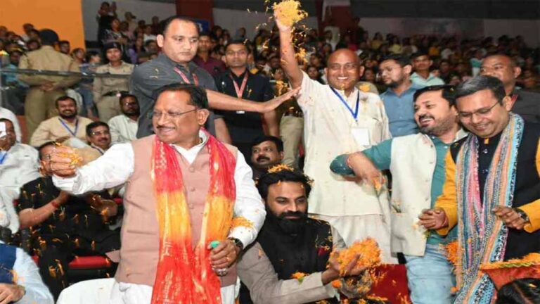 ‘बिगेस्ट भजन क्लबिंग’ कार्यक्रम में सीएम साय बोले– ‘युवाओं को अध्यात्म से जोड़ने का अभिनव प्रयास’ ‘बिगेस्ट भजन क्लबिंग’ कार्यक्रम में सीएम साय बोले– ‘युवाओं को अध्यात्म से जोड़ने का अभिनव प्रयास’