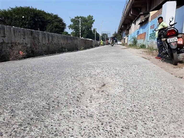 गुणवत्ताहीन सड़क पर सख्त एक्शन: विधायक रायमुनी भगत ने मौके पर अफसरों को लगाई डांट गुणवत्ताहीन सड़क पर सख्त एक्शन: विधायक रायमुनी भगत ने मौके पर अफसरों को लगाई डांट