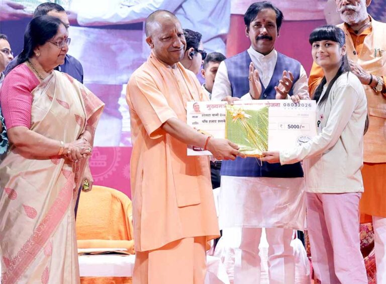 अंतरराष्ट्रीय महिला दिवस पर सीएम योगी ने नारी शक्ति को सम्मान देकर सुनी उनकी सफलता की कहानी