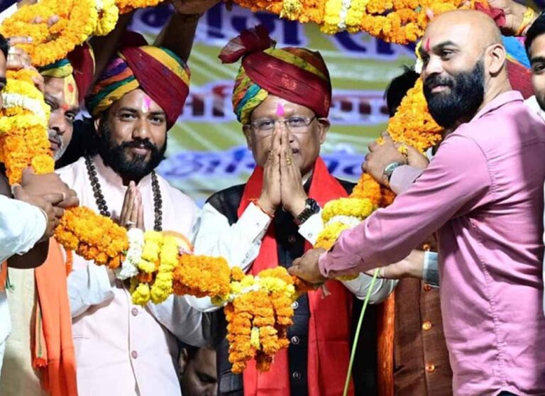 समाज के लिए सामुदायिक भवन हेतु 50 लाख और पारागांव में सीसी रोड निर्माण के लिए 20 लाख रुपये देने की घोषणा समाज के लिए सामुदायिक भवन हेतु 50 लाख और पारागांव में सीसी रोड निर्माण के लिए 20 लाख रुपये देने की घोषणा