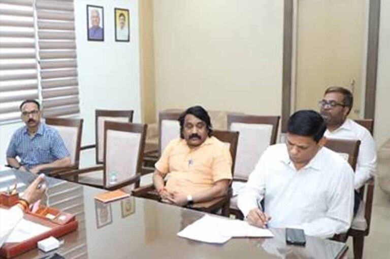 राज्यमंत्री  पटेल ने मुख्यमंत्री दुधारू पशु प्रदाय योजना अंतर्गत पशु वितरण कार्यक्रम की तैयारि‍यों की समीक्षा की 1 अप्रैल को मंडला जिले के ग्राम कान्हांरी कला में प्रस्तावित है कार्यक्रम