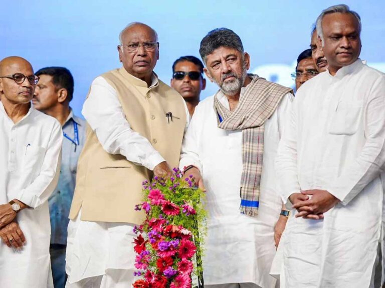 कर्नाटक में CM पद की अटकलों के बीच दिल्ली निकले शिवकुमार कर्नाटक में CM पद की अटकलों के बीच दिल्ली निकले शिवकुमार