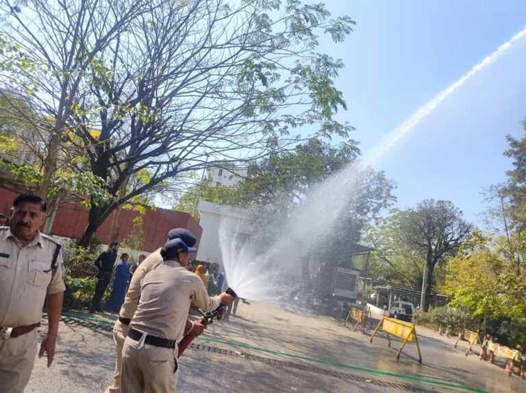 सुरक्षाकर्मियों को आधुनिक उपकरणों से आग बुझाने का दिया प्रशिक्षण